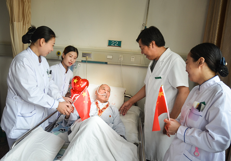 4�����ҽԺ����ڵ��������Ʋ�����ҽ����Ϊ93��Ļ�������ƽ�����й����롢����Ժ�����ί����Ĺ���70���������²�����һ·���ȹ�������үү�������������ؽ��������ս��������ս��������Ԯ����һ������ʿ���ϸ��� ���ߣ�Ф����(2).jpg